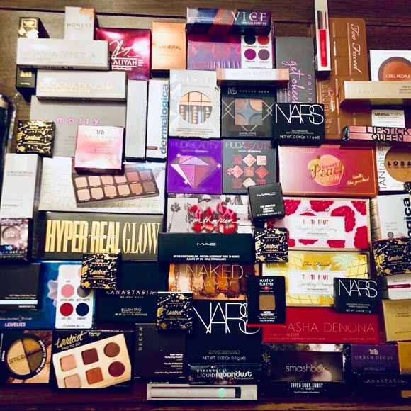 MAKEUP MYSTERY BOX - Picture 4 of 8